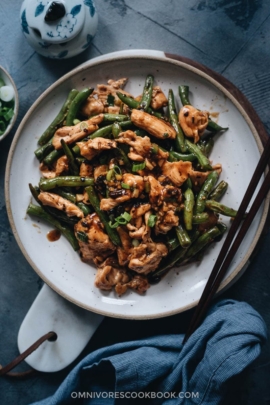 String bean chicken served in plate