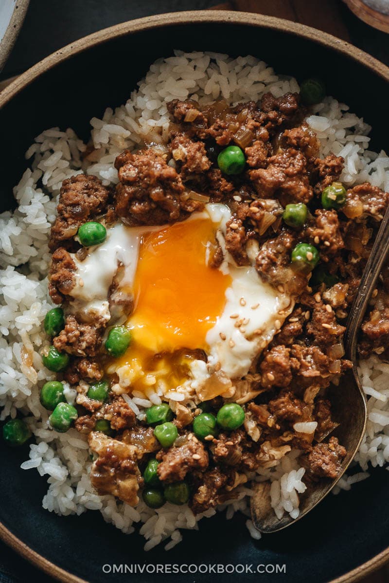 Cantonese minced beef bowl close-up