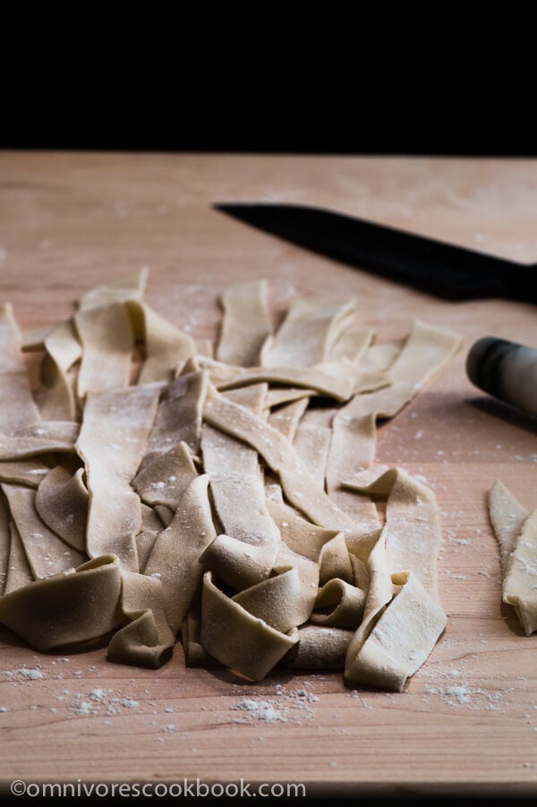 Fresh Homemade Noodles (手擀面) - Try out these fresh homemade noodles with your favorite noodle sauce - it will bring your noodle experience to a whole new level! | omnivorescookbook.com