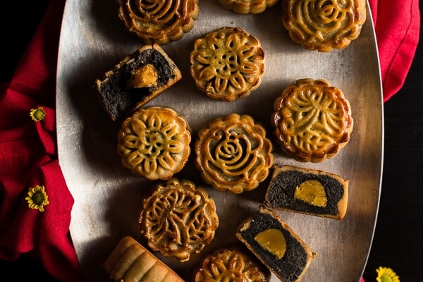 The Ultimate Guide to Traditional Mooncake (传统广式月饼) | omnivorescookbook.com