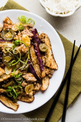 Crispy Eggplant with Szechuan Meat Sauce (鱼香茄子) - Truly crispy eggplant served with an appetizing and pungent sour-spicy sauce | omnivorescookbook.com