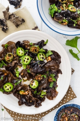 Wood Ear Mushroom Salad (凉拌木耳) - A simple and refreshing appetizer served with a savory sauce. | omnivorescookbook.com