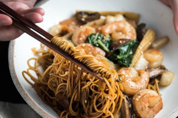 With a few drops of fragrant scallion oil, soy sauce, and fried green onions, you’ll have a bowl of super flavorful noodles ready in a few minutes.