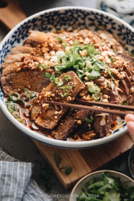 Picking a piece of beef brisket from Fu Qi Fei Pian plate