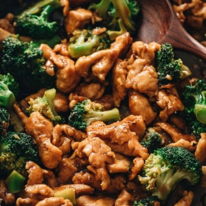 Chicken and Broccoli (Chinese Takeout Style) | An easy chicken and broccoli stir fry recipe that yields juicy chicken and crisp broccoli in a rich brown sauce, just like the one from a Chinese restaurant. {Gluten-Free Adaptable}