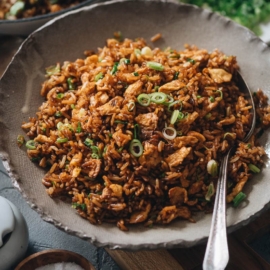 Fried rice with eggs and green onions