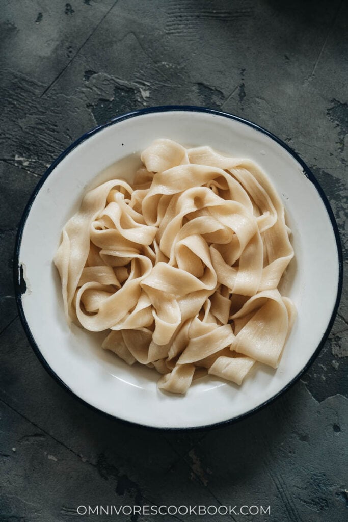 Boiled flat noodles