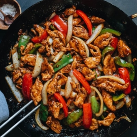 An easy black pepper chicken with juicy tender chicken, crisp vegetables and a rich savory black pepper sauce. It takes no time to put together and tastes better than your usual Chinese restaurant takeout! {Gluten-Free Adaptable}