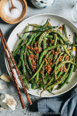 Garlic green beans cooked in an air fryer