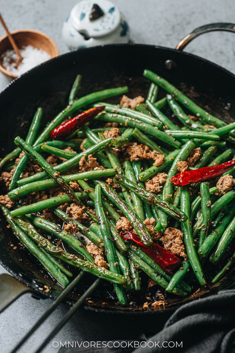 Gan bian si ji dou in a pan